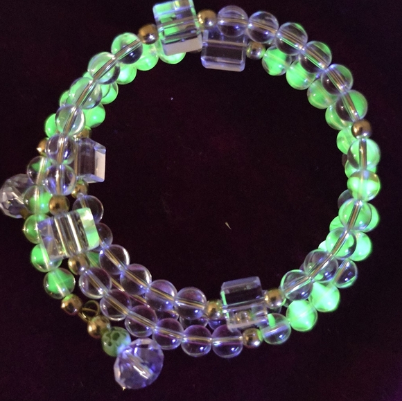 UV Reactive Glowing Yellow and Clear Glass Beaded Bracelet - Picture 9 of 9
